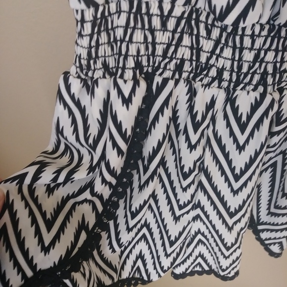 Black and white V cut chevron summer romper - Picture 6 of 7